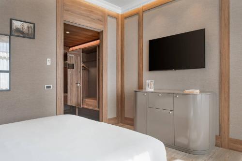 King Room image 3