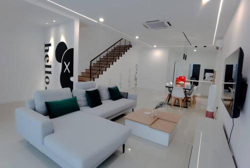 H+M Residence [5min]to Setia City Convention