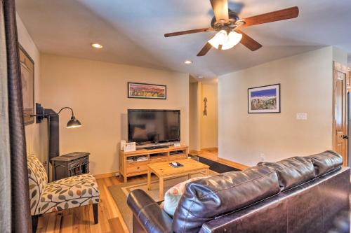 Blue River Condo with Views - 5 Mi to Breckenridge!