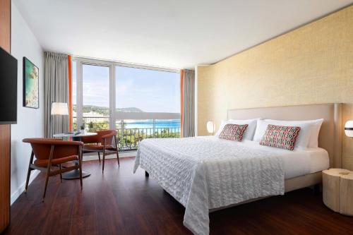 Deluxe room with Sea and Garden view, King bed