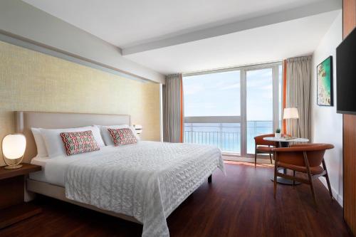 Deluxe room with Sea view, King bed