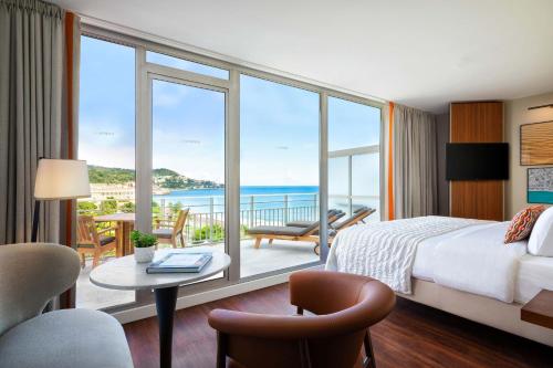 Executive room with Garden and Sea view, King bed