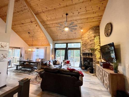 Gorgeous cabin 3bdrm/3bth, hot tub, fireplace, kid/pet friendly in Galena, USA