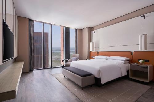 Executive King Suite - High Floor/Club Lounge Access image 10
