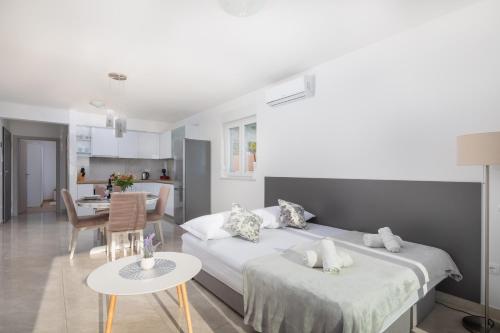 One-Bedroom Apartment image 10