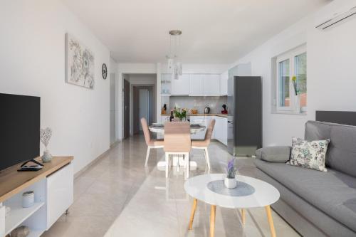 One-Bedroom Apartment image 2