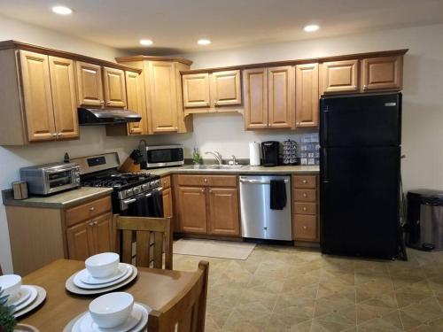 Lyle and Taylor present-Spacious Private Apt - in Bourbonnais