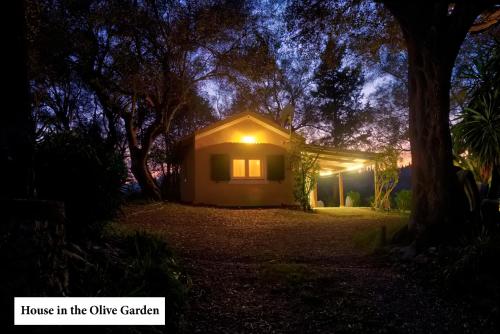  House in the Olive Garden, Ferienwohnung in Agios Ioannis