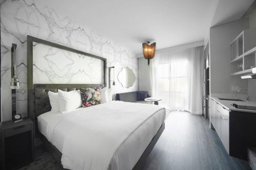 King Studio Suite with Kitchen and Sofa Bed image 3