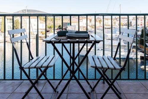 Bright nest with balcony and view on the port - Location saisonnière - Grimaud