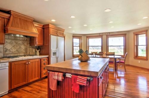 Custom Home w/ Decks in Boulder! Gateway to Parks! in Boldera (UT)