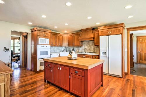 Custom Home w/ Decks in Boulder! Gateway to Parks! in Boldera (UT)