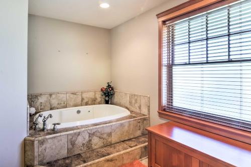 Custom Home w/ Decks in Boulder! Gateway to Parks! in Boldera (UT)