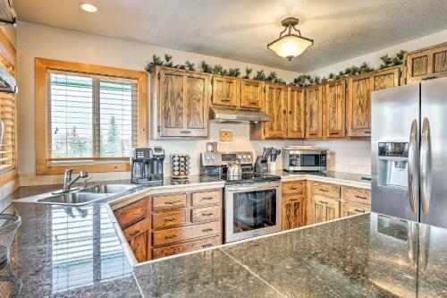 Mountain Getaway about 15 Mi or Less to 5 Ski Resorts! - image 12