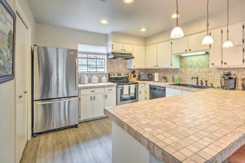 Horseshoe Bay Townhome with Patio and Outdoor Pool! in ฮอร์สชู เบย์ (เท็กซัส)