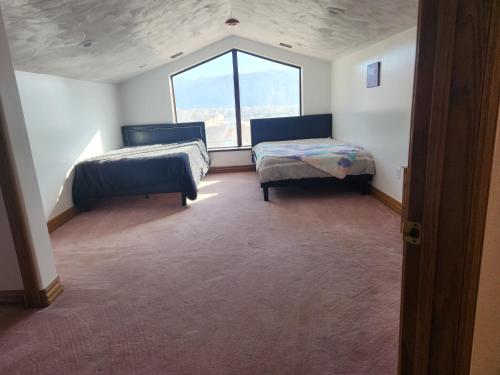 The House On The Hill - Accommodation - Hildale