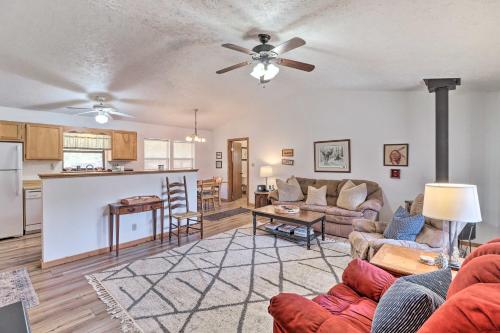 Walk to White River Home with Deck in Flippin! in Gassville, USA
