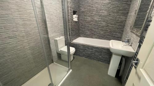 Bathroom, MAYS APARTMENTS - 1 Bedroom Apartment near city centre, FREE Parking, Sleeps 6 Guests in Toxteth
