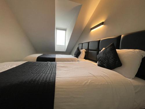 MAYS APARTMENTS - 4 Bedroom Apartment near city centre, FREE Parking, Sleeps 10 Guests in Toxteth