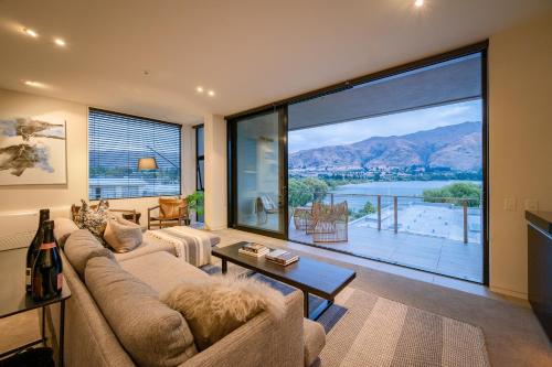 Apartment with Lake View