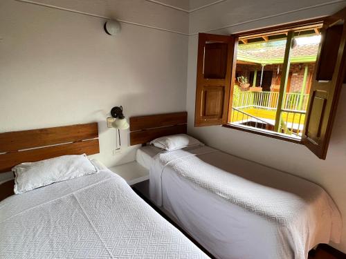 2 twin beds