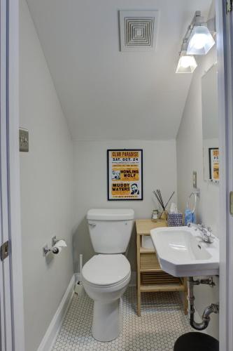 Hip and Spacious Midtown Cottage near Beale Street in Memphis, USA