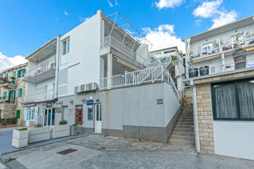 Apartments by the sea Brela, Makarska - 20679