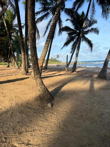 Flat na Praia de Itapuã no Terreo com AR-Condicionado - SEM TAXAS