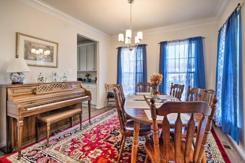 Riverside House with Kayaks, Piano and Fireplace