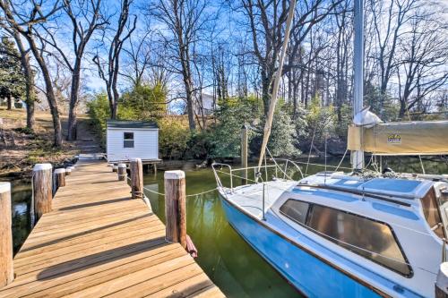 Riverside House with Kayaks, Piano and Fireplace