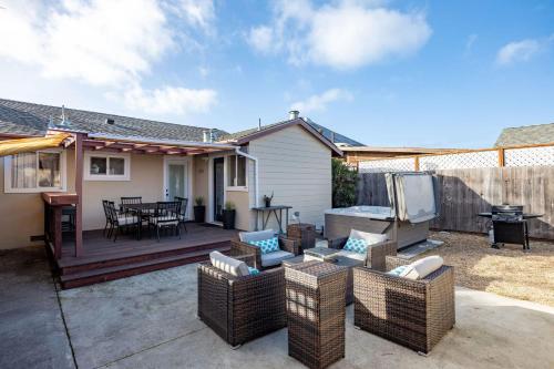 Charming Garden Cottage- steps to historic Old Town Half Moon Bay