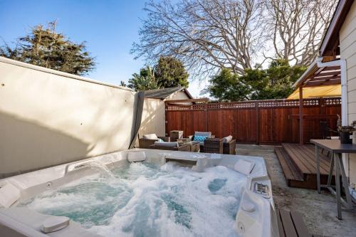 Charming Garden Cottage- steps to historic Old Town Half Moon Bay