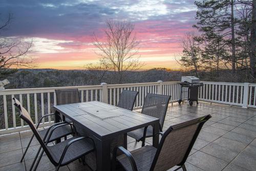 MAJESTIC MOUNTAIN MANOR- Spectacular Mtn & River VIEWS, 5bed 4ba,Resort amenities in Ellijay, USA