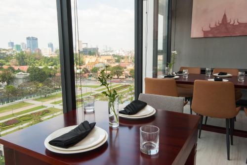 431011025 GLOW PARK HOTEL Grand Royal Palace