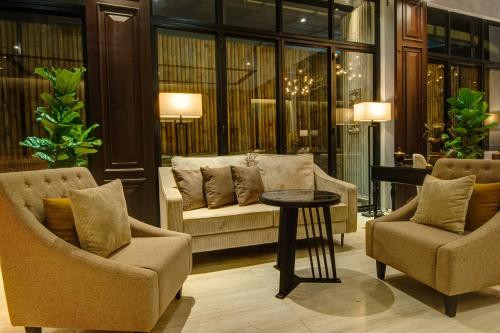 431011038 GLOW PARK HOTEL Grand Royal Palace