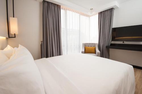 431011082 GLOW PARK HOTEL Grand Royal Palace