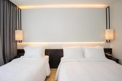 431011293 GLOW PARK HOTEL Grand Royal Palace