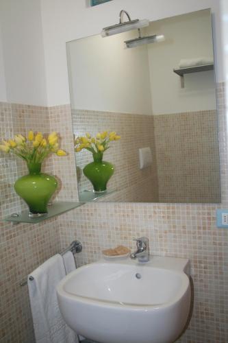 One-Bedroom Apartment with Sofa Bed image 5