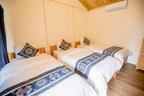3 twin beds