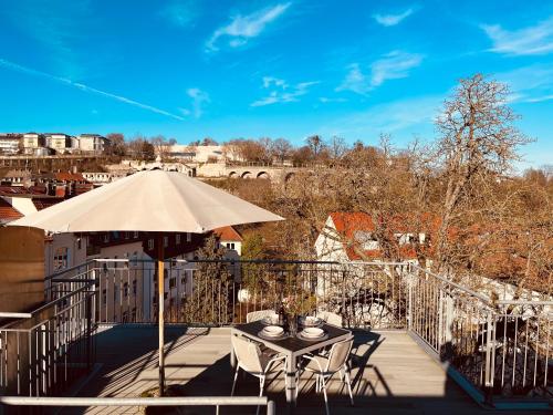 Jugendstil-Altbauwohnung mit Dachterrasse direkt an der Karlsaue