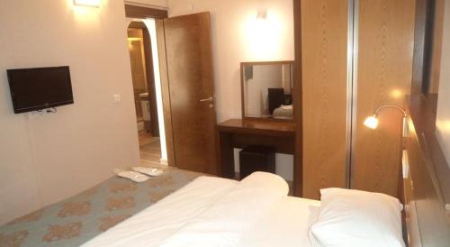 2 bedrooms, 3 beds
