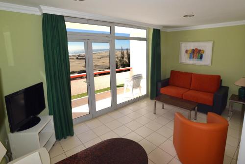 Apartamentos Arco Iris Ideally located in the prime touristic area of Costa Melonares, Apartamentos Arco Iris promises a relaxing and wonderful visit. The hotel offers a wide range of amenities and perks to ensure you have 