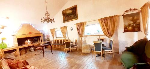 DIMORA IL CAMALEONTE apartments in nature with pool