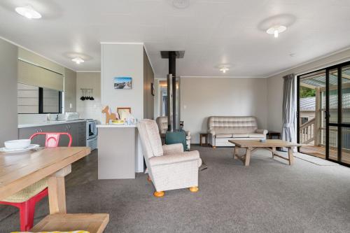 Point Retreat - Lake Rotoiti Holiday Home