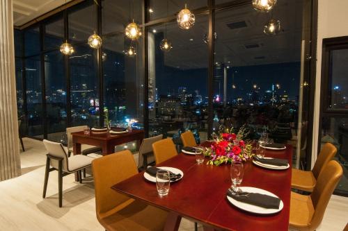 431086564 GLOW PARK HOTEL Grand Royal Palace