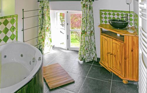 Fürdőszoba, Amazing Home In Conflans Sur Anille With Sauna in Saint-Calais