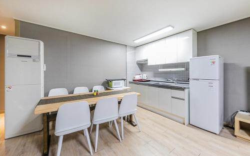 Kitchen, YAJA Hotel Tongyeong Ferry Terminal Branch in Hangnam-dong