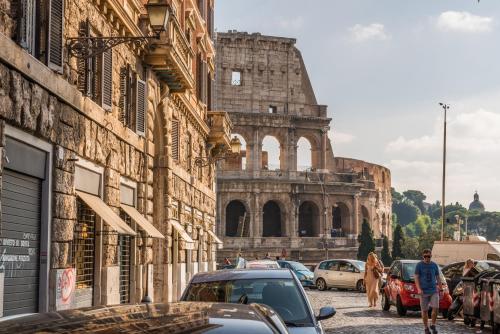 Martina al Colosseo