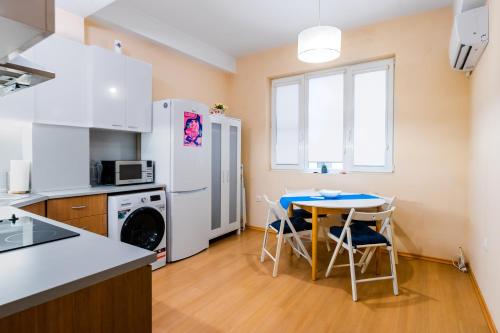 Sofia Best Area - Workspace with 300 MBPS WiFi by Flat Mаnager, Sofia (Foto 3)