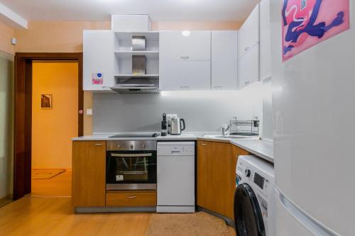 Sofia Best Area - Workspace with 300 MBPS WiFi by Flat Mаnager, Sofia (Foto 10)